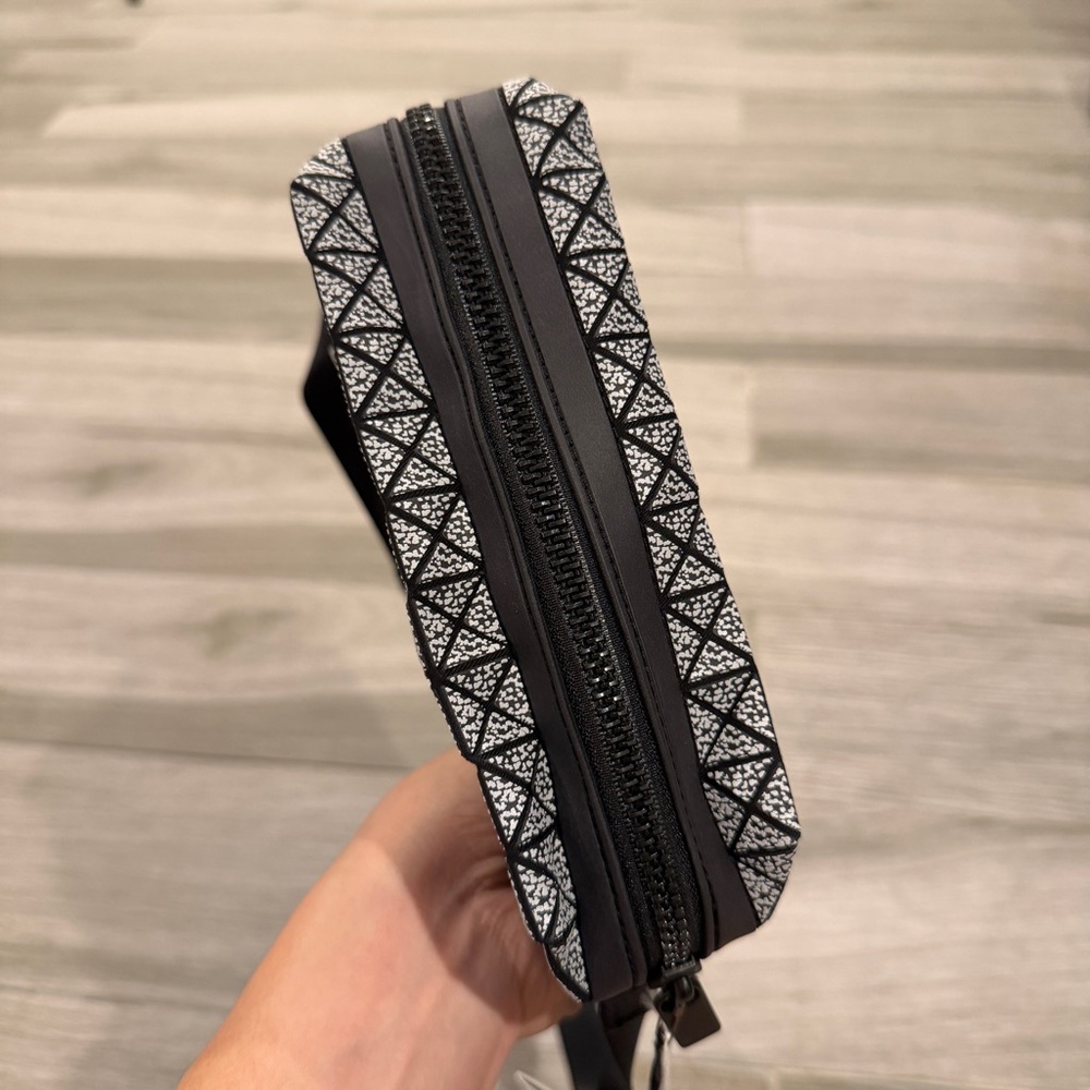 BAO BAO ISSEY MIYAKE Black Voyager Crossbody Bag 241730M170007 - Picture 13 of 15